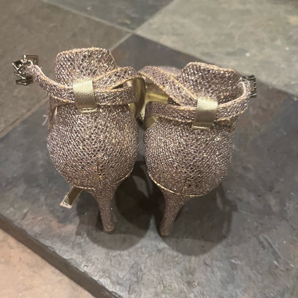 NWOT Michael Kors gold size 6.5 ankle strap open toe heels with 2.5” heels - Picture 5 of 9